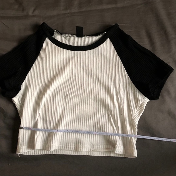 black and white raglan crop top - Picture 3 of 3
